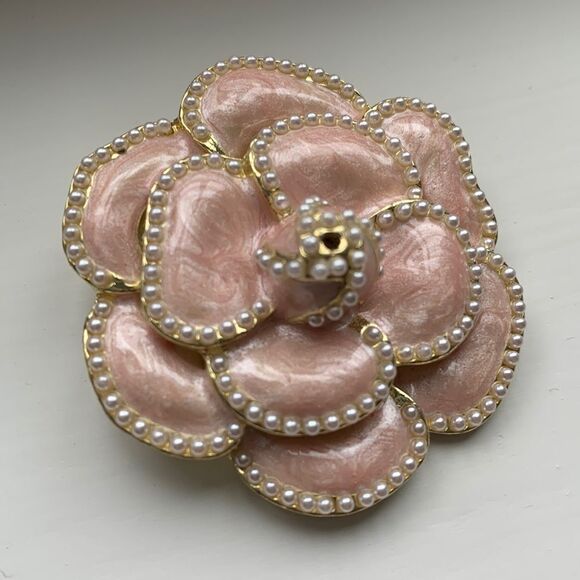 Camellia Lapel Pin in Pink Enamel with Faux Pearls & Gold Tone - Bro-Brooch - Picture 3 of 6